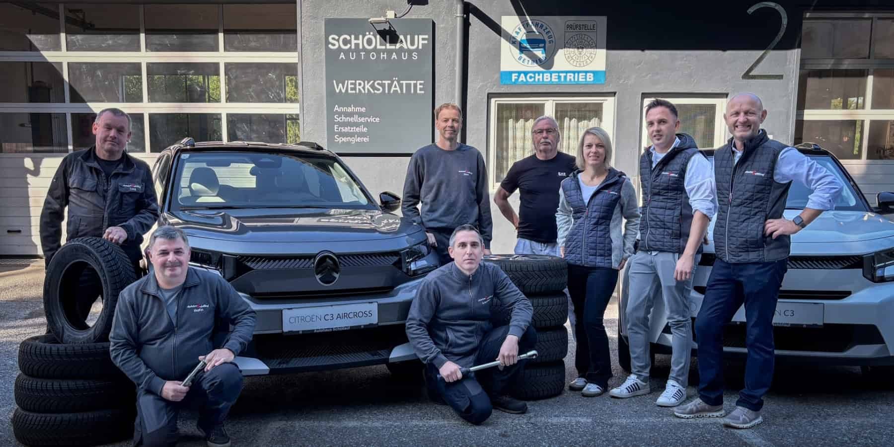 Gesamtes Team des Autohaus Schöllauf vor der Werkstatt in Hatzendorf – offizieller Citroën Servicepartner (Gruppenfoto)